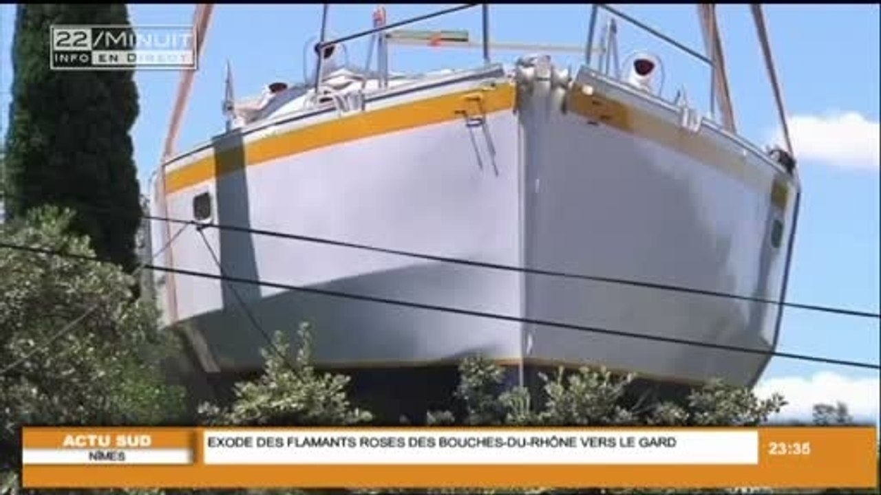 Il construit un bateau dans son jardin