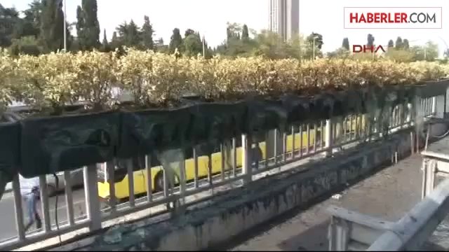 5'te Arızalanan Servis Minibüsü Alev Alev Yandı