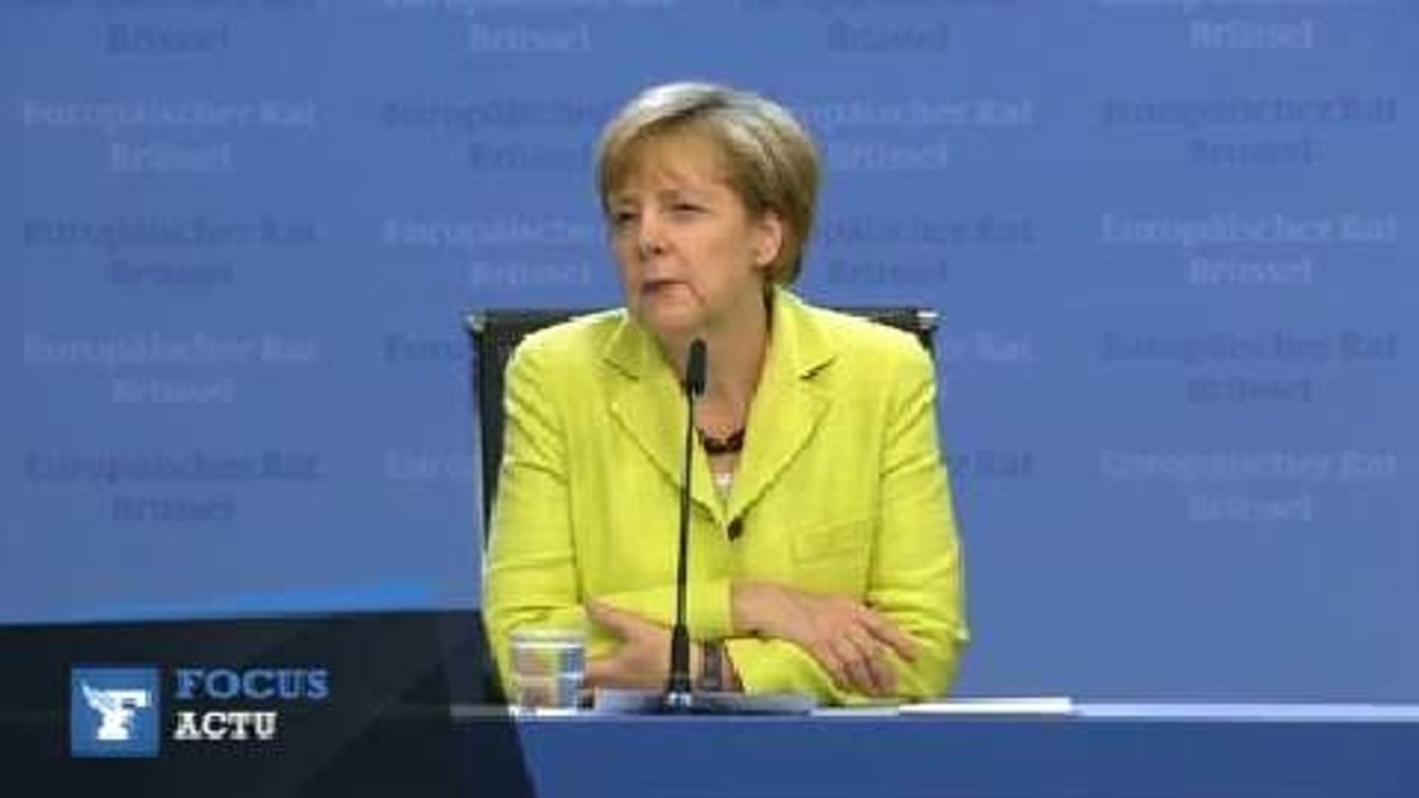 Un journaliste chante "Joyeux anniversaire" à Angela Merkel