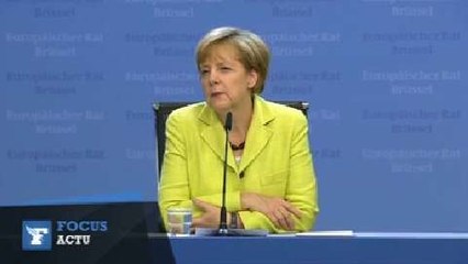 Un journaliste chante "Joyeux anniversaire" à Angela Merkel