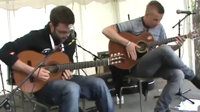 Duo de guitaristes joue Daft Punk à la guitare acoustique