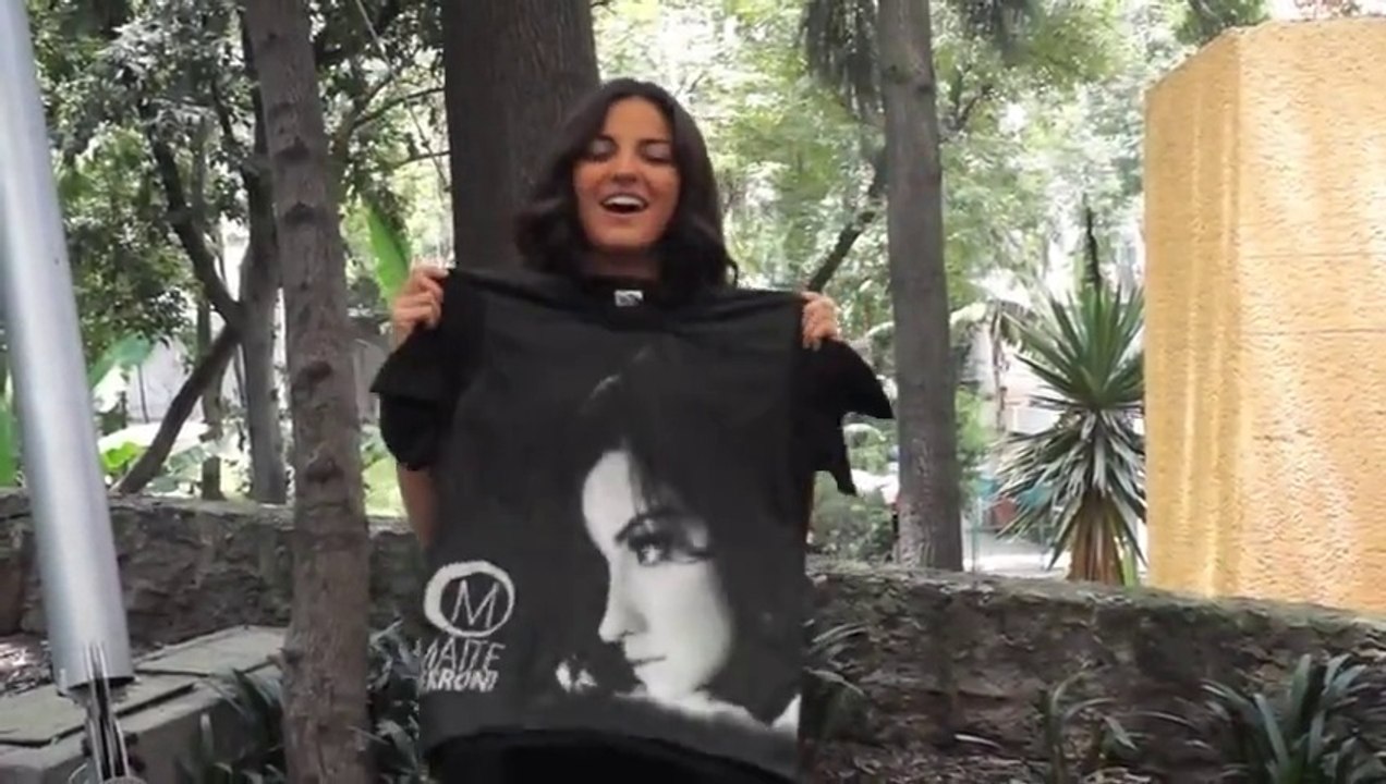 Maite Perroni una camisa como regalo de un fan Brasil