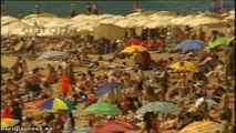 Vecinos y turistas llenan las playas de Barcelona