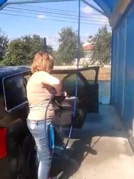 Ne jamais laisser sa femme laver la voiture