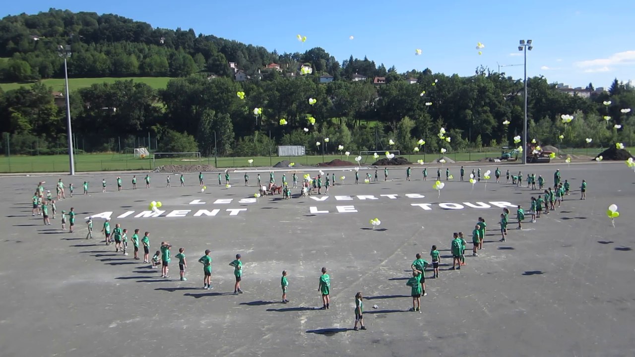 Lâcher de ballons au centre de L'Etrat