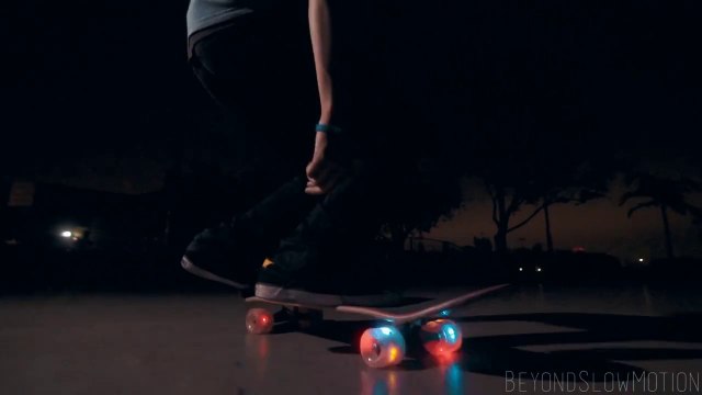 Des Skateboards à LED... Slow motion énorme!