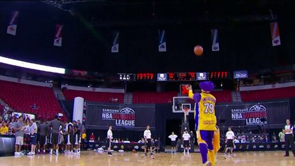 Un fan des Laker's marque un panier du milieu du terrain!