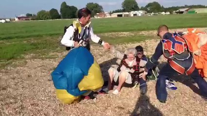 Françoise, 80 ans, saute en parachute