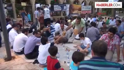 Su, Hurma ve Simitle İftar Yaptılar