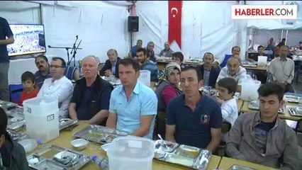 Bakan Yazıcı, belediyeye ait iftar çadırında vatandaşlarla yemek yedi -