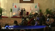Hollande à Abidjan pour intensifier les liens économiques