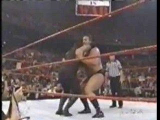 WWE - Big Show chokeslams Undertaker