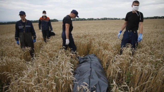 Crews clear debris, bodies from MH17 crash site