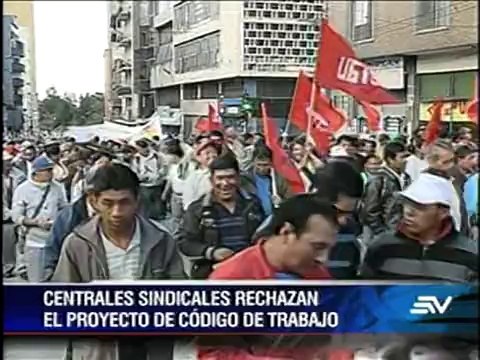 Enfrentamiento entre policías y marcha sindical