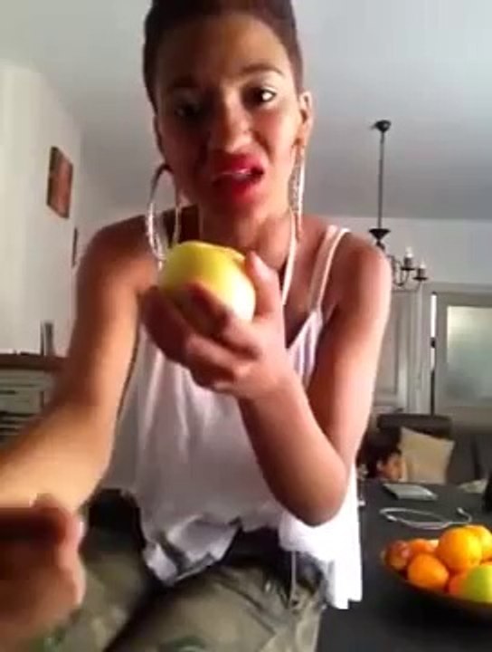 Une folle chante comme une casserole !!!!!(exclusif)