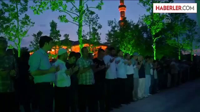 İsrail'in saldırılarında yaşamını yitiren Filistinliler için gıyabi cenaze namazı kılındı -