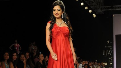 Amy Billimoria Walks For Saboo Fine Jewels @ IIJW 2014 !