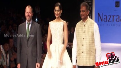 Sonam Kapoor Walks For Rio Tinto Nazraana @ IIJW 2014 !