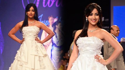 Yami Gautam Walks The Ramp of IIJW 2014