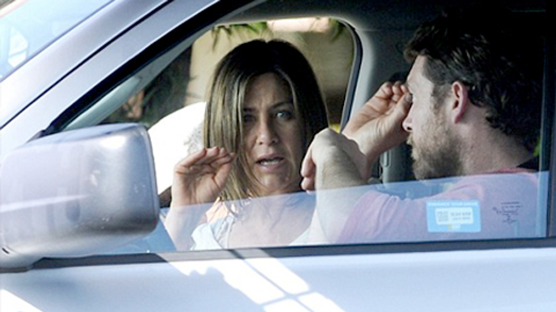 ⁣(VIDEO) Jennifer Aniston CAR CRASH Avoiding PAPARAZZI