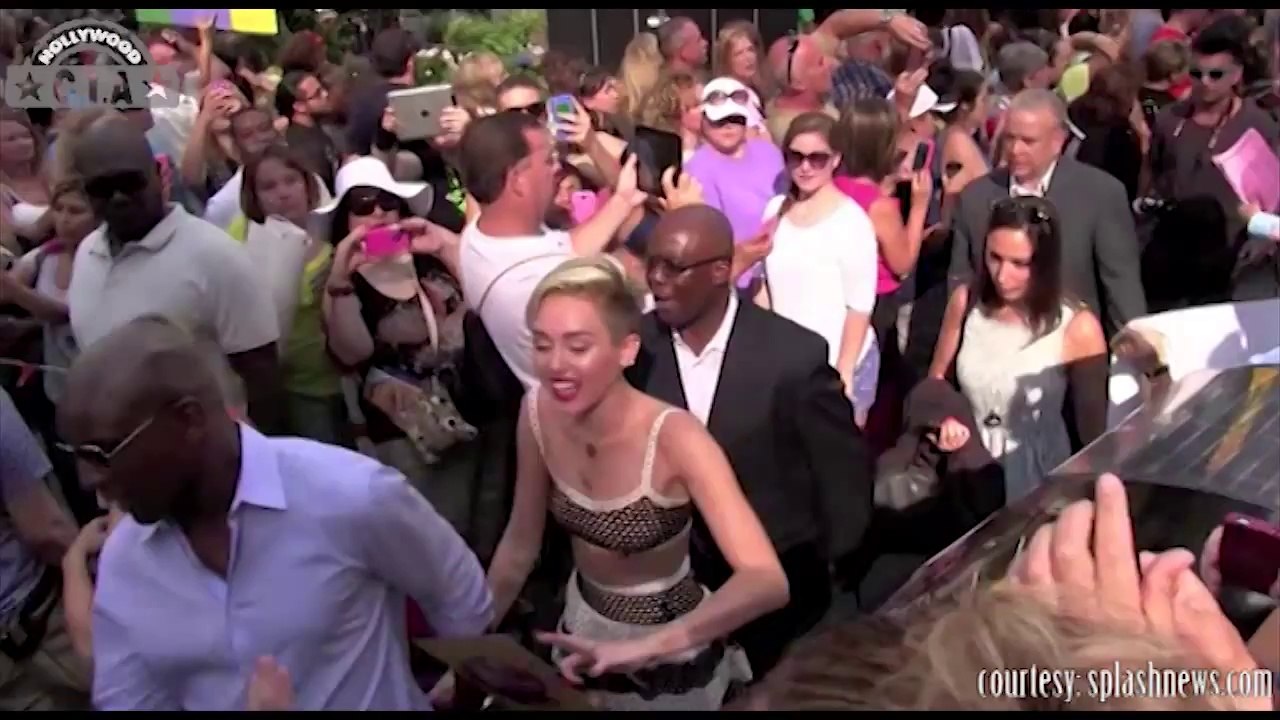 Selena Gomez, Miley Cyrus, Demi Lovato - Which Disney Star Loves Their Fans Better?