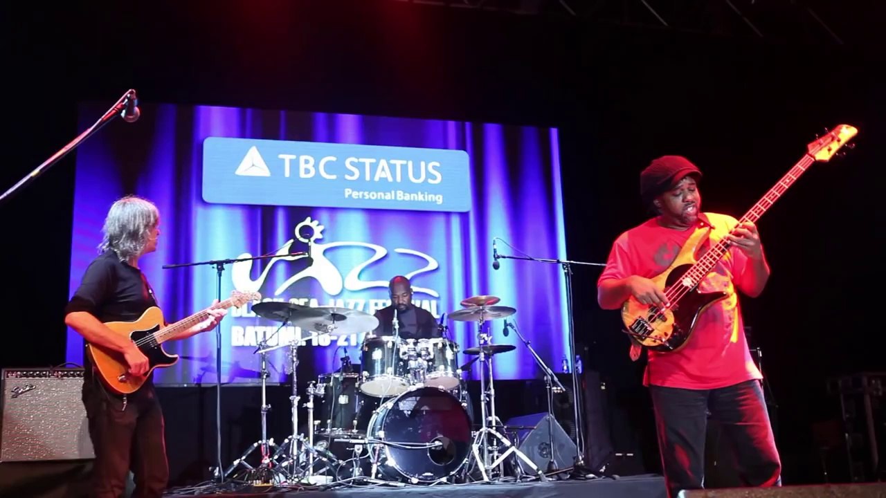 Mike Stern Band Feat. Victor Wooten - Black Sea Jazz Festival (July 2013)