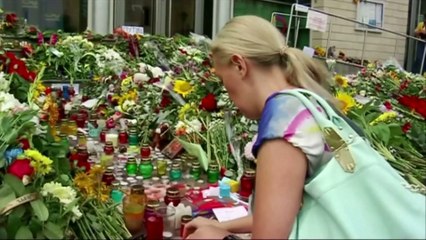 A Kiev, une marée de fleurs devant l'ambassade des Pays-Bas