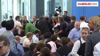 Angela Merkel, gazetecilerle bir araya geldi -