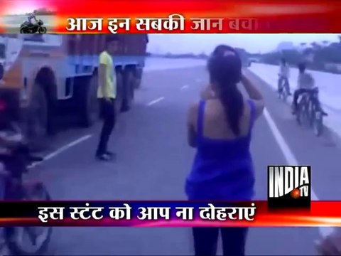 Youths doing dangerous bike stunts on Jhansi-Shivpuri highway