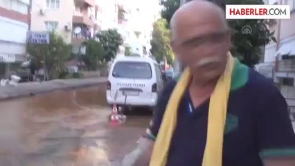 Su borusu patladı, sokak sular altında kaldı -