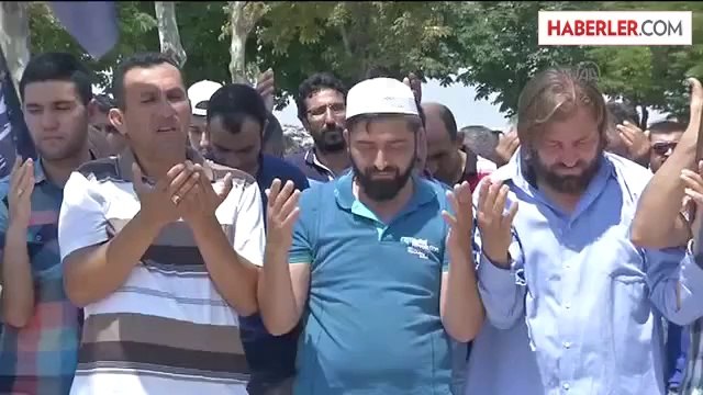 Gazze'de ölenler için gıyabi cenaze namazı kılındı -