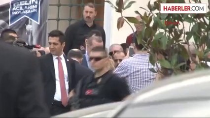 Cuma Namazını Büyükelçilik Konutu Önünde Kıldılar
