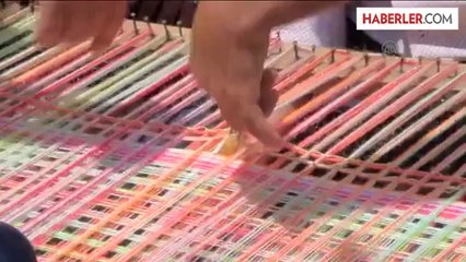 Taksi durağında şal dokuyor -