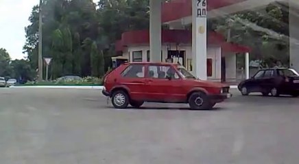 Femme débile essaie de prendre de l'essence! Gros fail à la station essence...