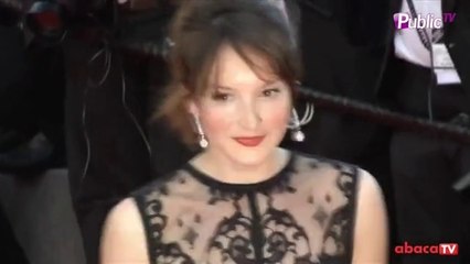 Exclu vidéo : Anaïs Demoustier vole la vedette à Amber Heard avec une montée des marches au top !