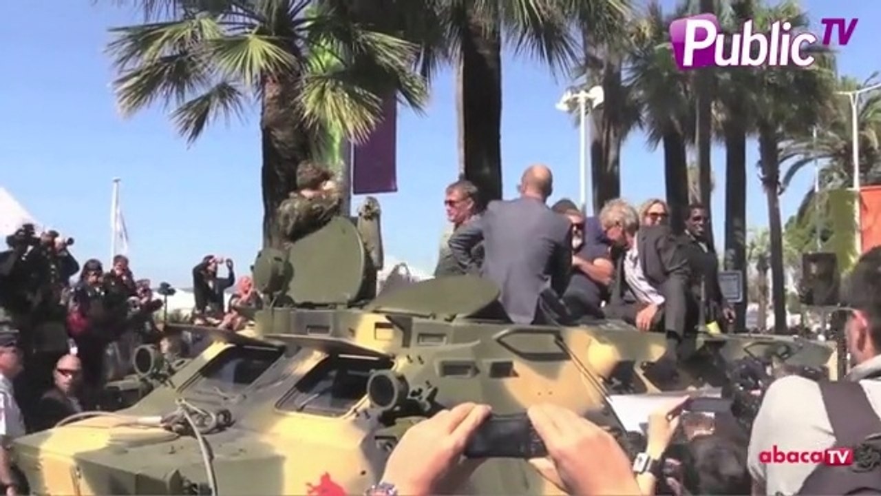 Exclu vidéo : Sylvester Stallone, Jason Statham et Arnold Schwarzenegger arrivent en char à Cannes !