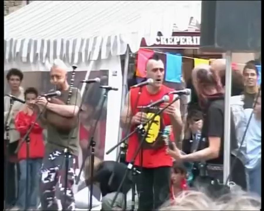 Les Ramoneurs de Menhirs et Louise Ebrel au FIL Lorient 2006_(360p)
