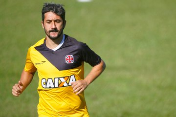 Douglas volta ao time e calibra pontaria na bola parada