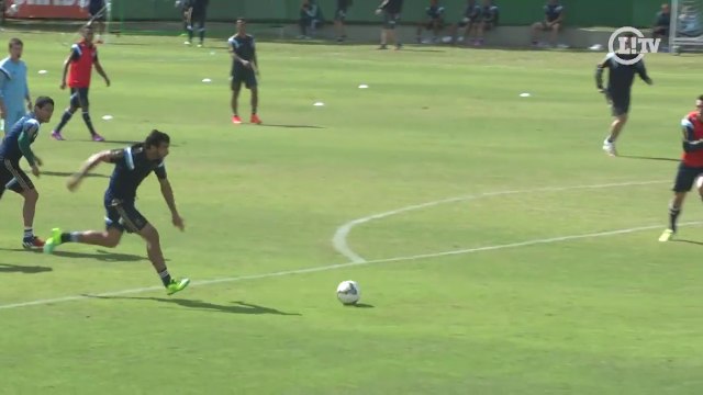 Henrique mostra faro de gol e marca duas vezes no treino