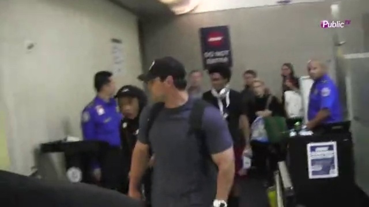 Exclu Vidéo : Le fils de Will Smith : Jaden Smith surexcité avec sa valise-trottinette !