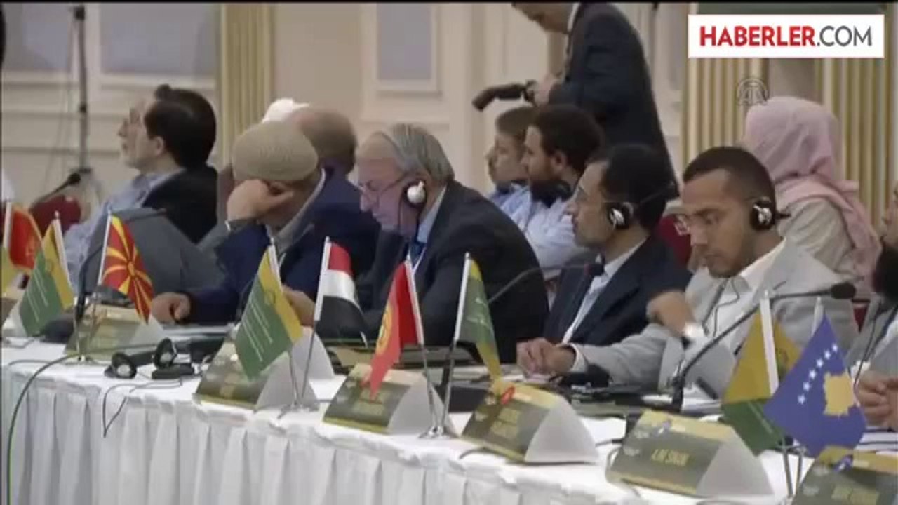 Davutoğlu: ''Hiç kimse İslam'ı terör kavramıyla yanyana kullanamaz'' -