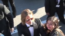 Exclu video : Cannes 2012 : une montée des marches bordélique pour Brad Pitt !