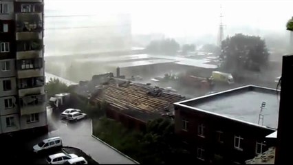 TELHADO VOA NUMA TEMPESTADE NA RUSSIA.