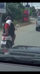 CRIANÇA VAI DE PÉ NA MOTORIZADA!!! INACREDITÁVEL!!!