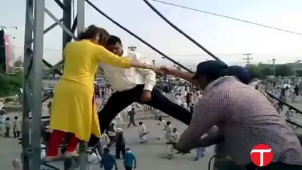 Female Anchor Ghareeda Farooqi Climbing on Poll — Exclusive Video