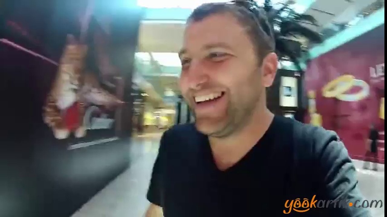 İlk defa Ezan sesi duyan küçük kızın şaşkınlığı.