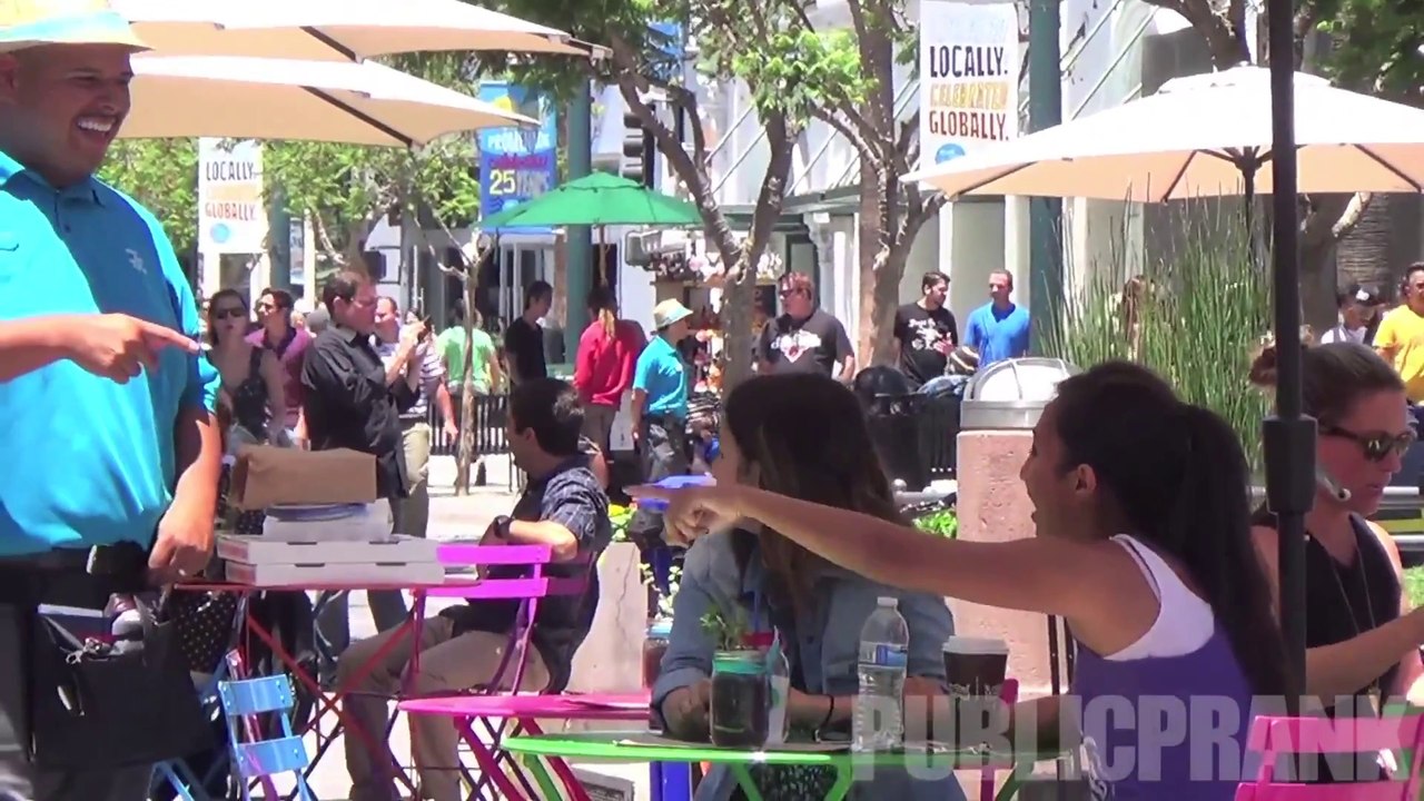 Des vrais jumeaux  piègent les passants. Caméra cachée hilarante.