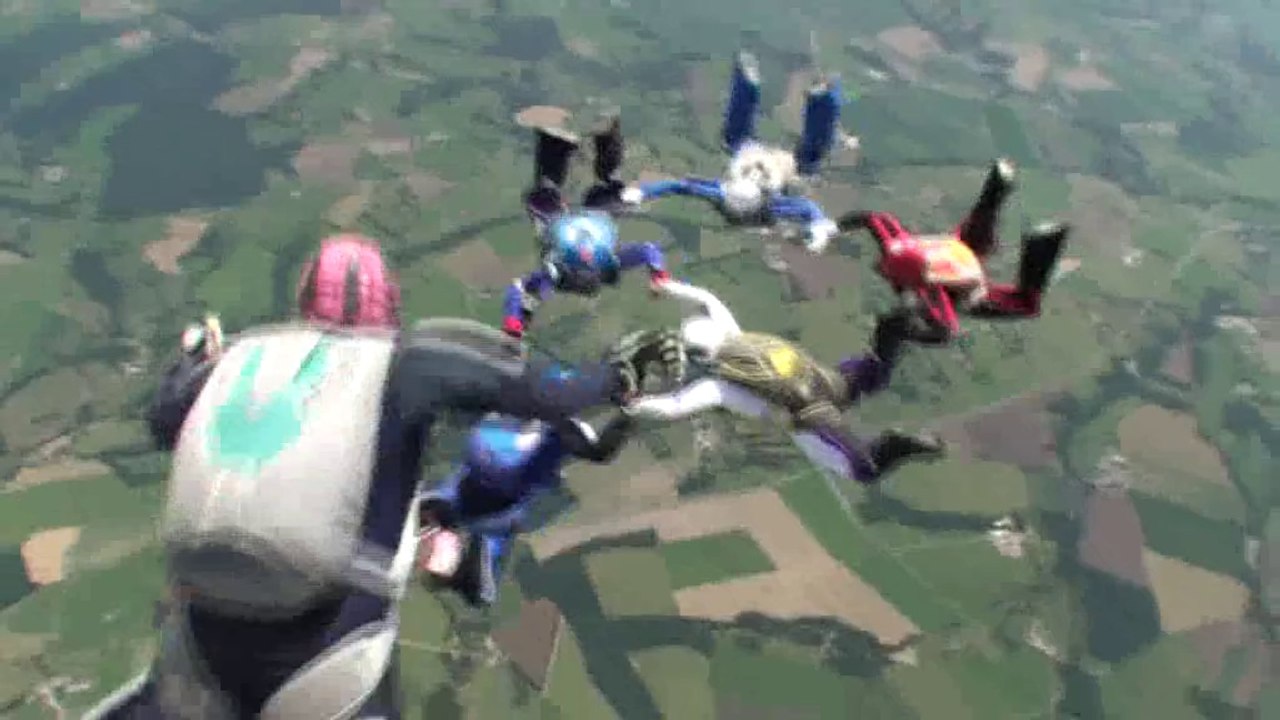 38-PARACHUTISME – RASSEMBLEMENT NATIONAL FEMININ-record pops- 19 juillet 2014