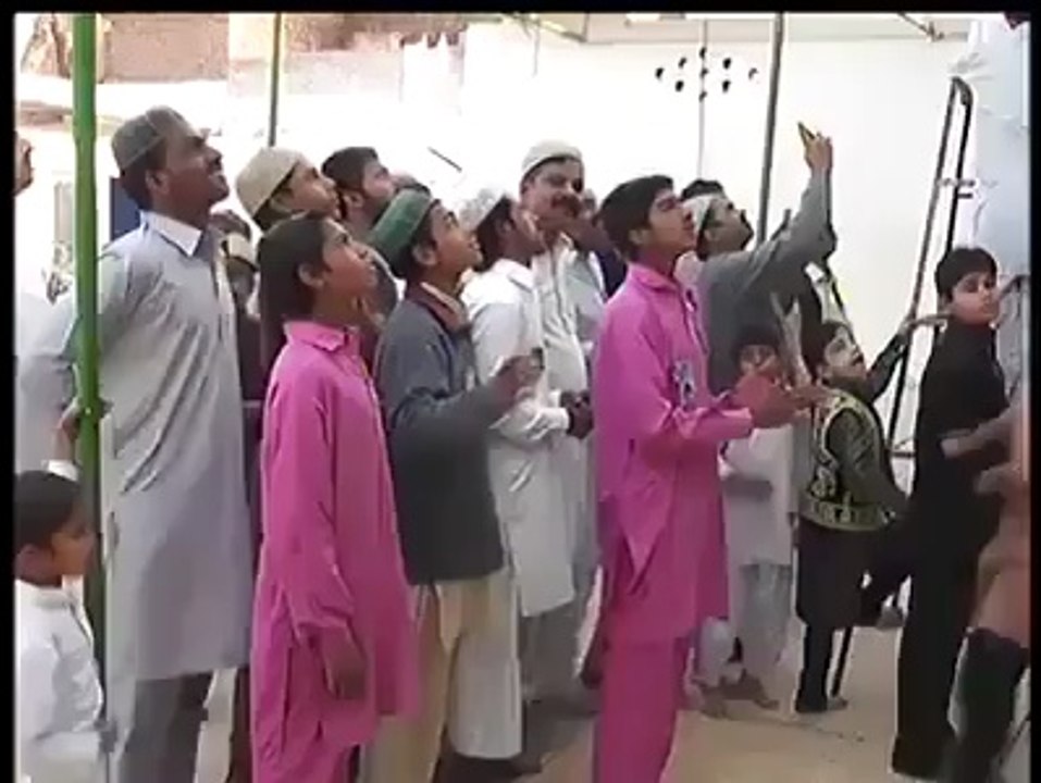 subhan ALLAH shehad ki makhion ny naalain mubarak ki shakal ka chhta masjid main banaya.