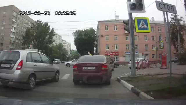 Bus VS voitures au feu rouge! Un bus force un feu en russie!